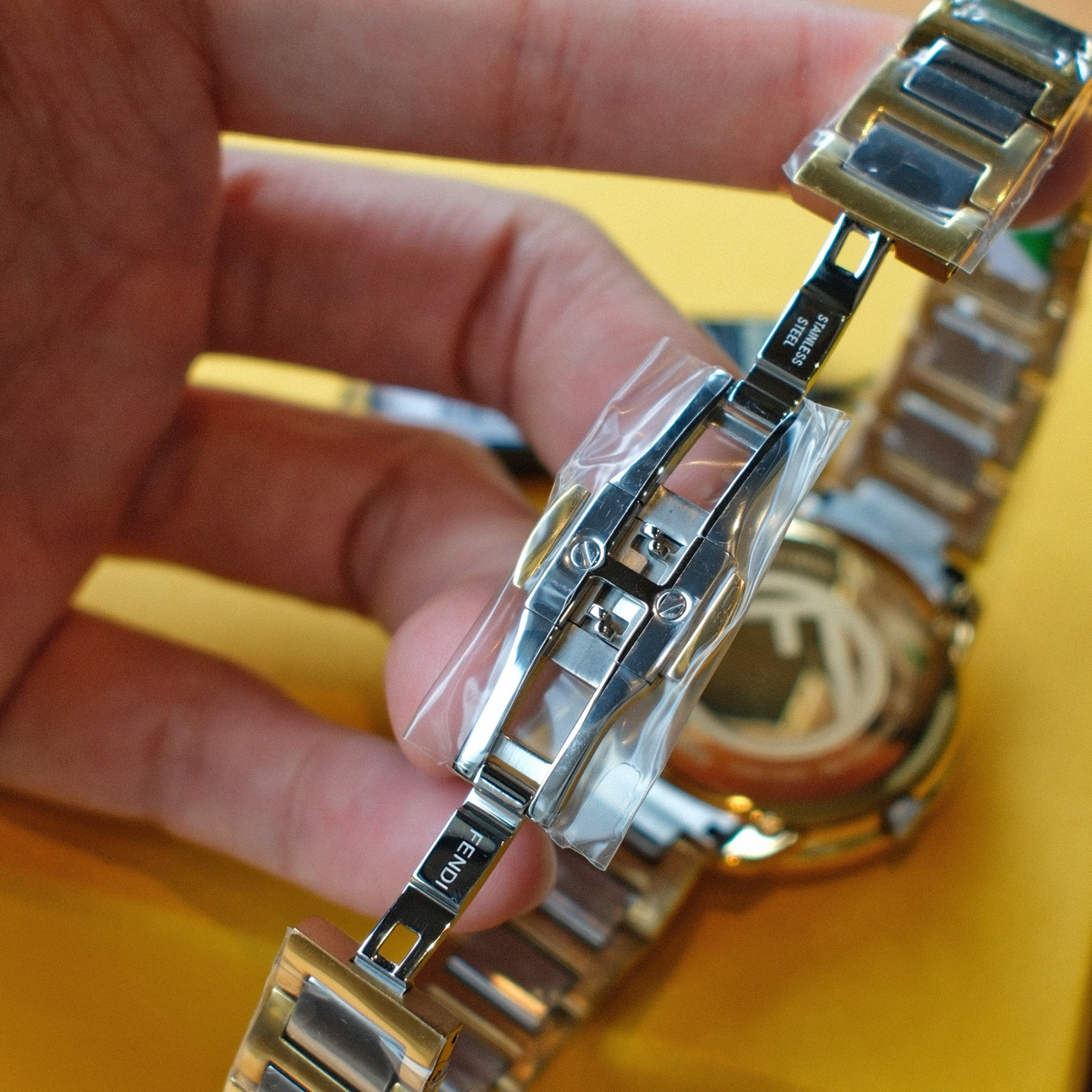 10-5.jpg Montre FENDI pour femme en or 35 mm - Quartz suisse 1147860064